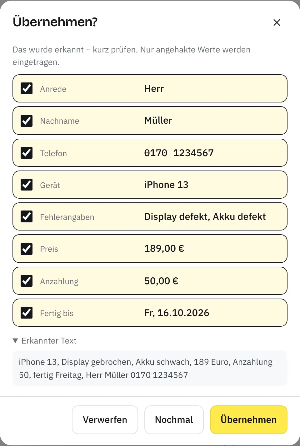 Dialog „Übernehmen?“ in der Taskly-App mit Musterdaten: angehakt sind Anrede Herr, Nachname Müller, Telefon 0170 1234567, Gerät iPhone 13, Fehlerangaben Display defekt und Akku defekt, Preis 189,00 €, Anzahlung 50,00 € und Fertig bis Freitag; darunter der aufgeklappte erkannte Text und die Knöpfe Verwerfen, Nochmal und Übernehmen
