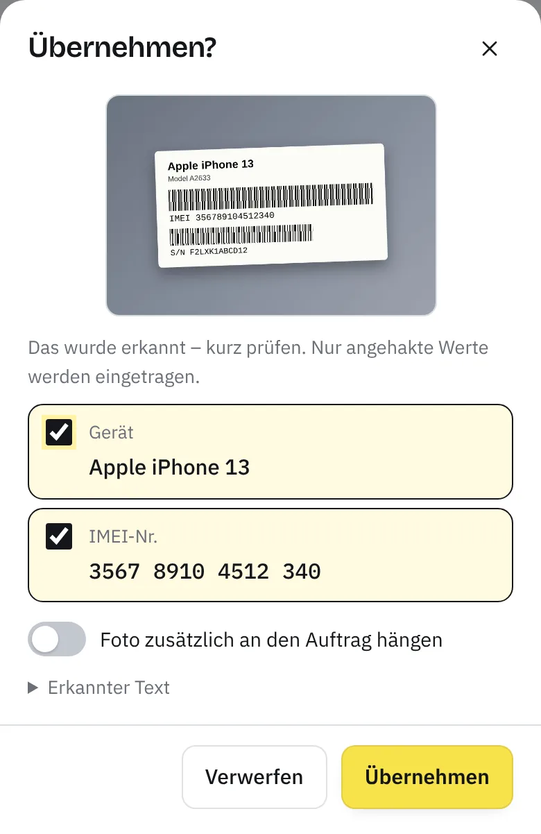 Dialog „Übernehmen?“ auf dem Handy mit einem Musterfoto eines IMEI-Aufklebers (Apple iPhone 13, IMEI 356789104512340): vorgeschlagen sind Gerät Apple iPhone 13 und IMEI-Nr. 3567 8910 4512 340, darunter der ausgeschaltete Schalter „Foto zusätzlich an den Auftrag hängen“