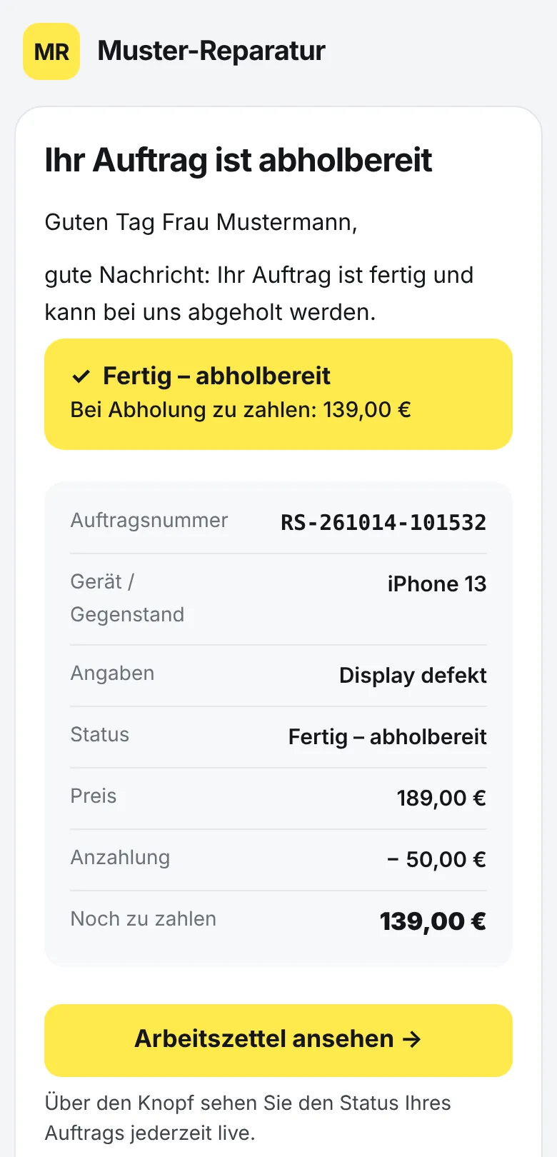 E-Mail „Ihr Auftrag ist abholbereit“ auf dem Handy mit Musterdaten: gelber Hinweis „Fertig – abholbereit, bei Abholung zu zahlen 139,00 €“, Tabelle mit Auftragsnummer, iPhone 13, Display defekt, Preis, Anzahlung und Knopf „Arbeitszettel ansehen“