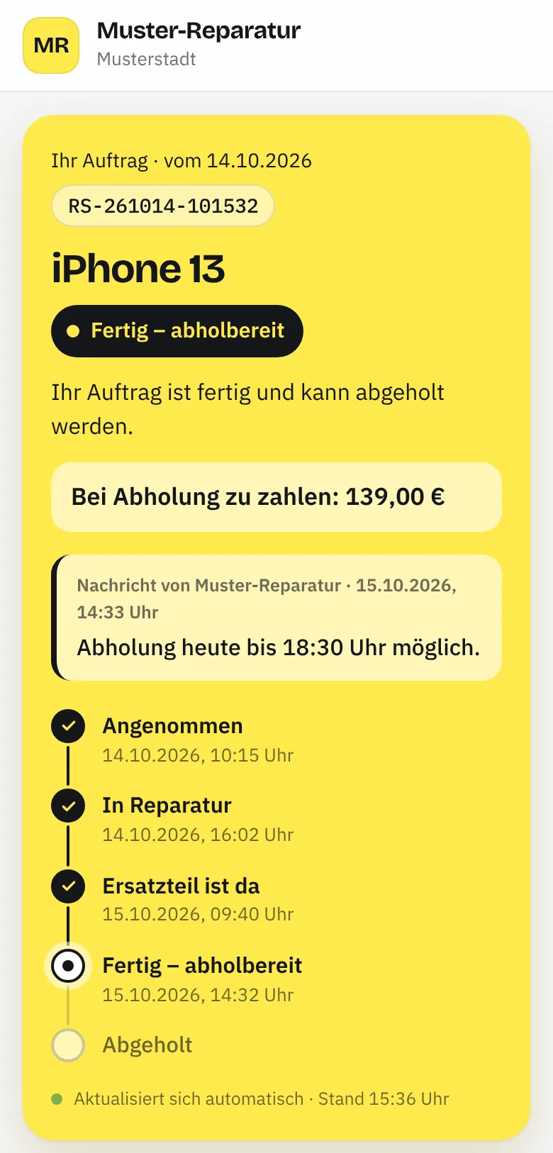 Statusseite des Auftrags auf dem Handy mit Musterdaten: Status „Fertig – abholbereit“, offener Betrag 139,00 €, Nachricht des Betriebs „Abholung heute bis 18:30 Uhr möglich“ und Verlauf von „Angenommen“ über „Ersatzteil ist da“ bis „Fertig“