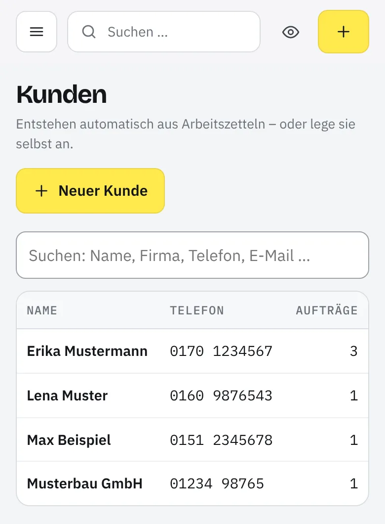 Kundenliste der Taskly-App auf dem Handy mit Musterdaten: Knopf „Neuer Kunde“, Suchfeld „Suchen: Name, Firma, Telefon, E-Mail …“ und eine Tabelle mit Name, Telefon und Zahl der Aufträge, etwa Erika Mustermann mit drei Aufträgen
