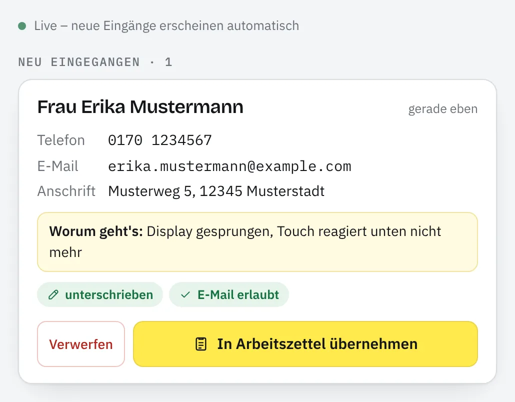 Taskly-App, Ansicht „Check-ins“ mit Musterdaten: Unter „Neu eingegangen“ steht die Karte von Frau Erika Mustermann mit Telefon, E-Mail, Anschrift, dem Anliegen „Display gesprungen“, den Markierungen „unterschrieben“ und „E-Mail erlaubt“ sowie den Knöpfen „Verwerfen“ und „In Arbeitszettel übernehmen“