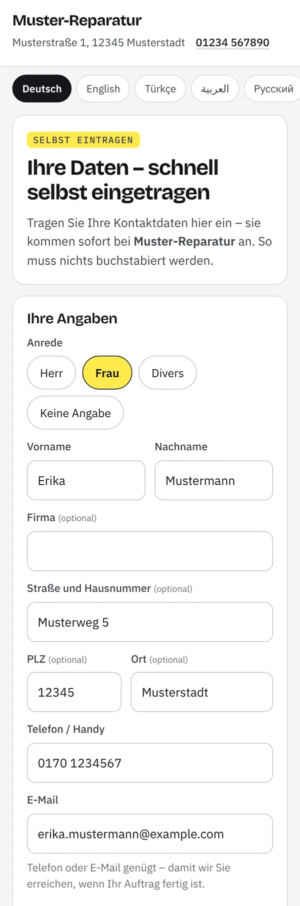 Check-in-Seite „Ihre Daten – schnell selbst eingetragen“ auf dem Handy mit Musterdaten: Kopf mit Betrieb und Sprachwahl, darunter Anrede Frau, Vorname Erika, Nachname Mustermann, leeres Feld Firma, Anschrift, Telefonnummer und E-Mail-Adresse